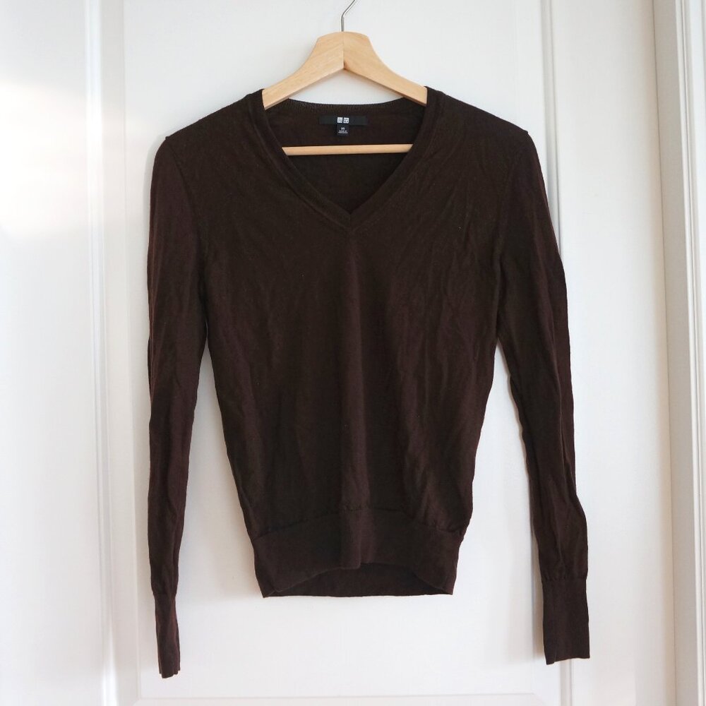 Uniqlo Women's V-Neck Sweater in Dark Brown